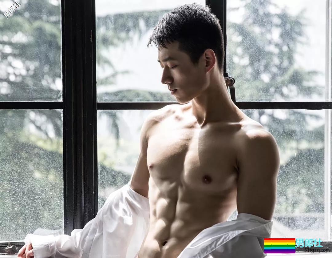 号称Blued上海头号男神，谢梓秋御用男模粉嫩胸肌超抢眼！ - 51虹马