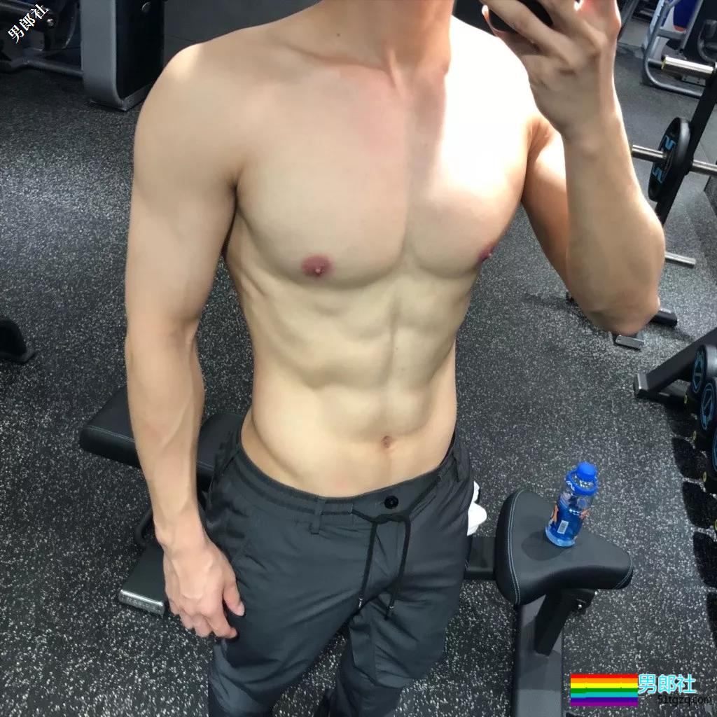 号称Blued上海头号男神，谢梓秋御用男模粉嫩胸肌超抢眼！ - 51虹马