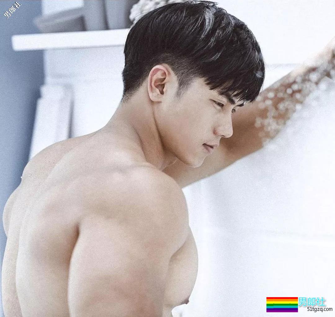 趬臀筋肉私教曾拍过大篪度写真，这大胸肌腱子肉我给满分！ - 51虹马