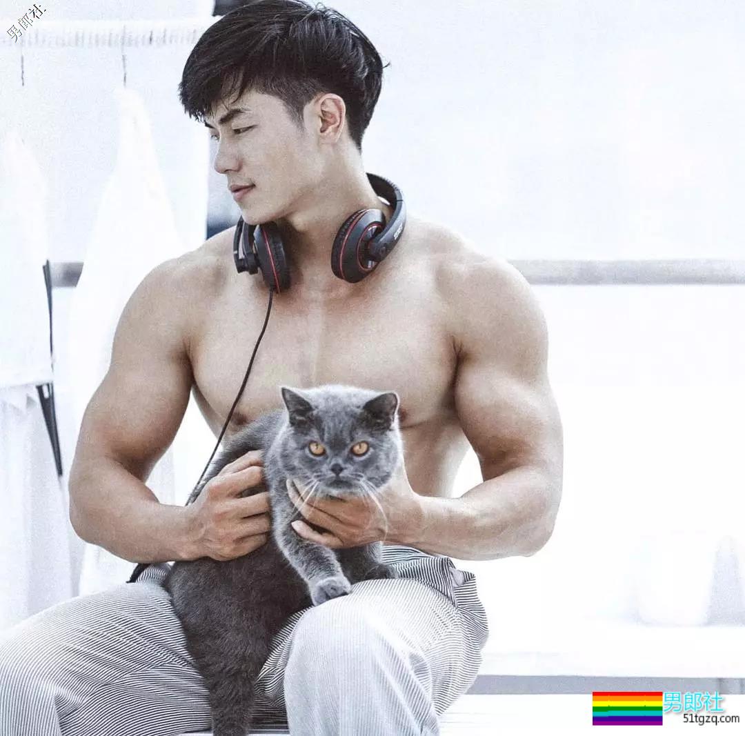 趬臀筋肉私教曾拍过大篪度写真，这大胸肌腱子肉我给满分！ - 51虹马