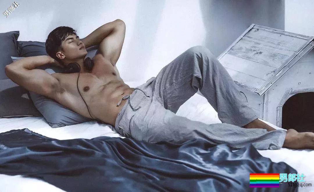 趬臀筋肉私教曾拍过大篪度写真，这大胸肌腱子肉我给满分！ - 51虹马