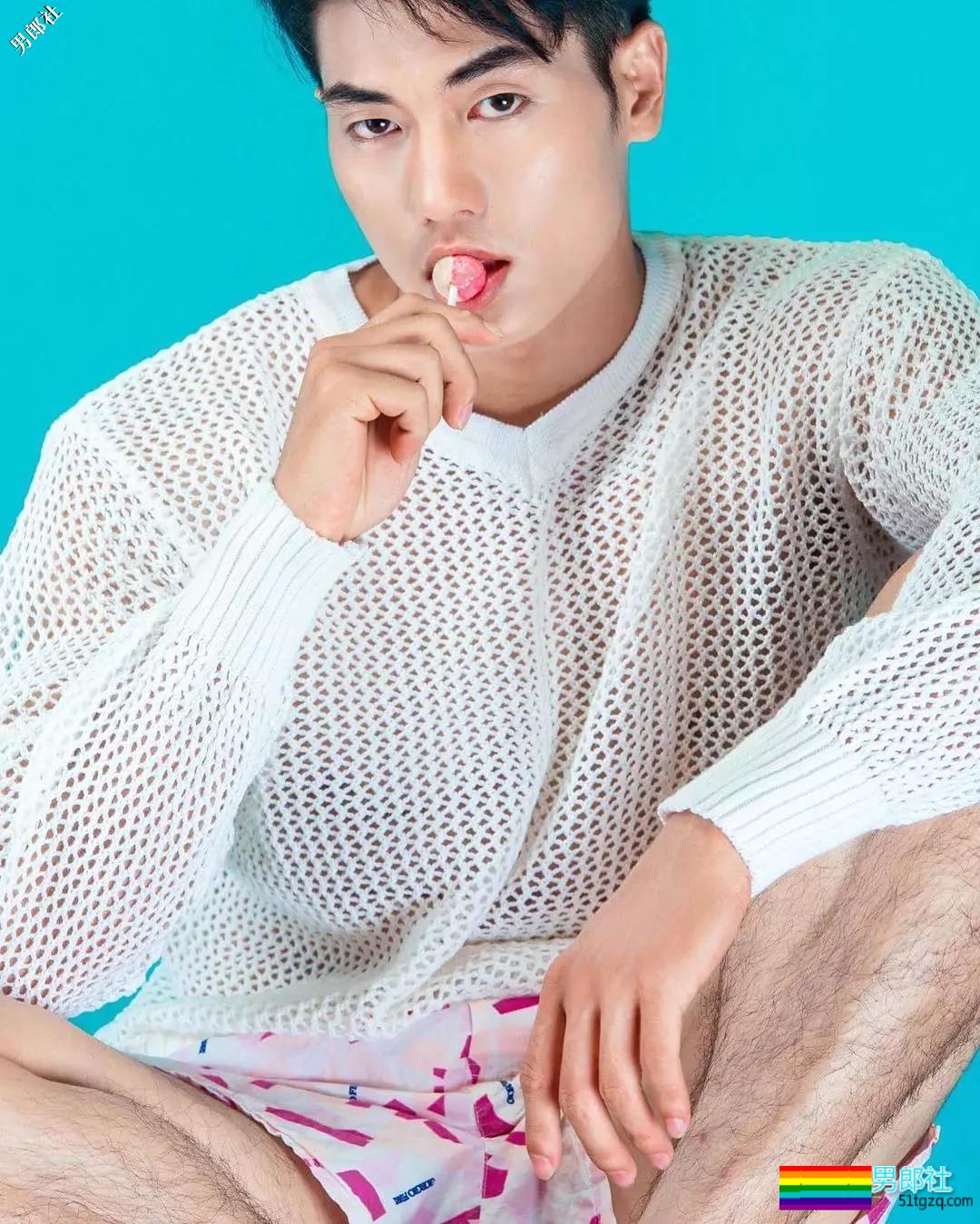 趬臀筋肉私教曾拍过大篪度写真，这大胸肌腱子肉我给满分！ - 51虹马