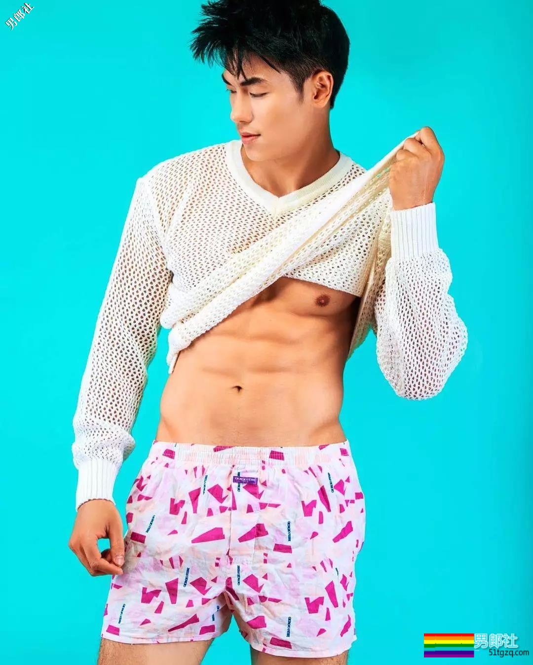 趬臀筋肉私教曾拍过大篪度写真，这大胸肌腱子肉我给满分！ - 51虹马