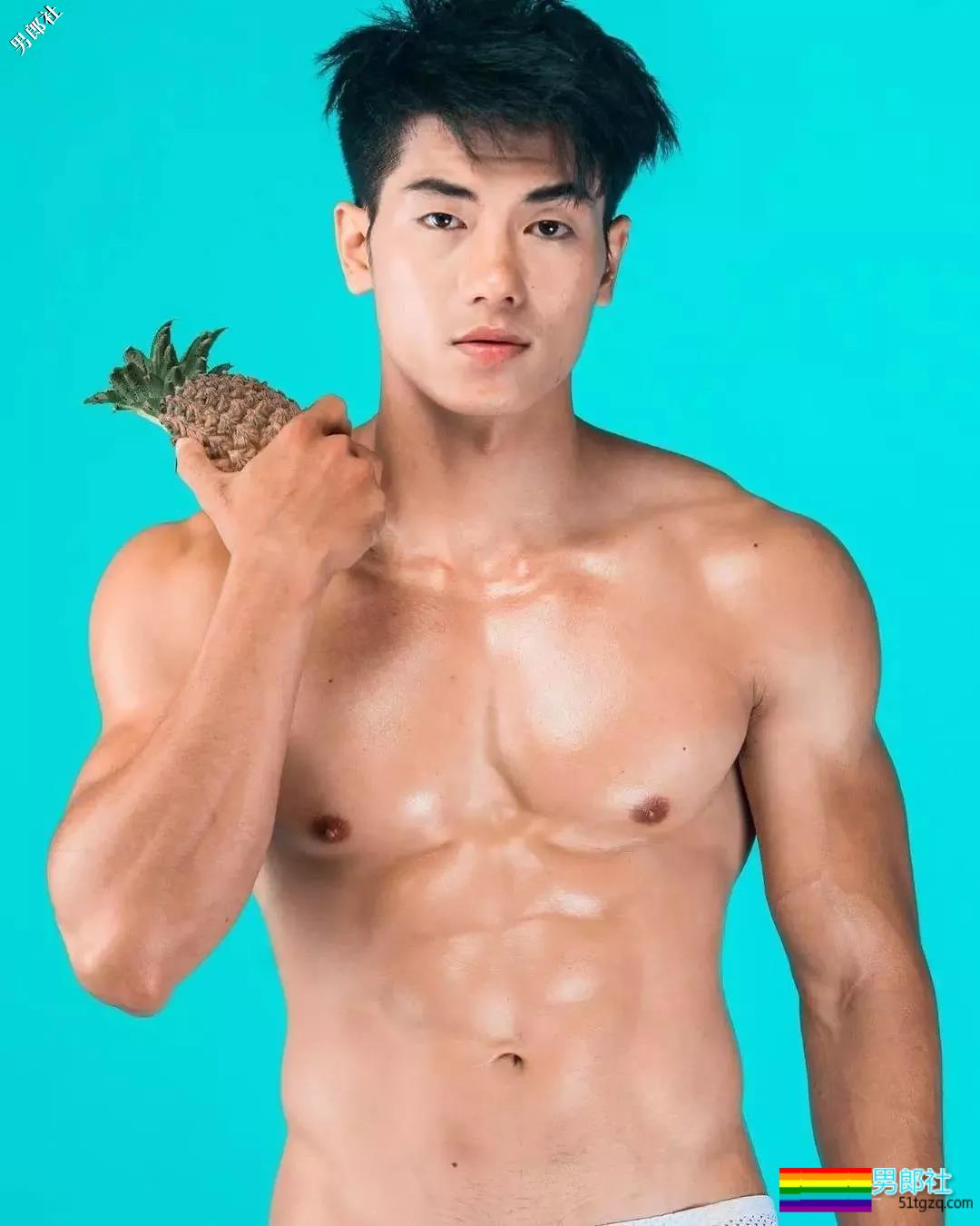 趬臀筋肉私教曾拍过大篪度写真，这大胸肌腱子肉我给满分！ - 51虹马