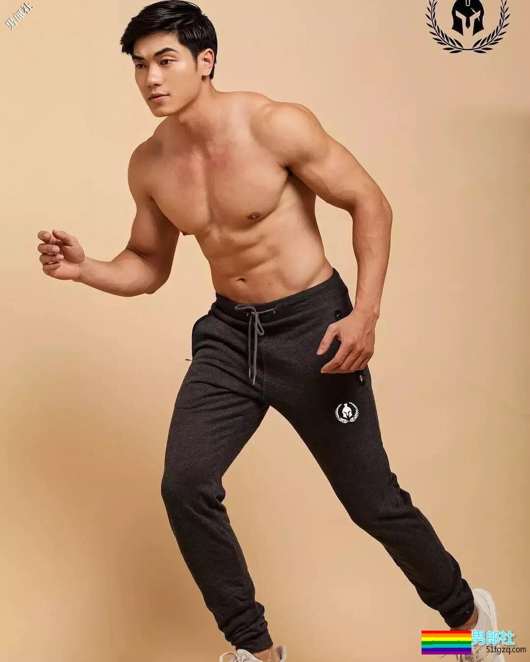 趬臀筋肉私教曾拍过大篪度写真，这大胸肌腱子肉我给满分！ - 51虹马