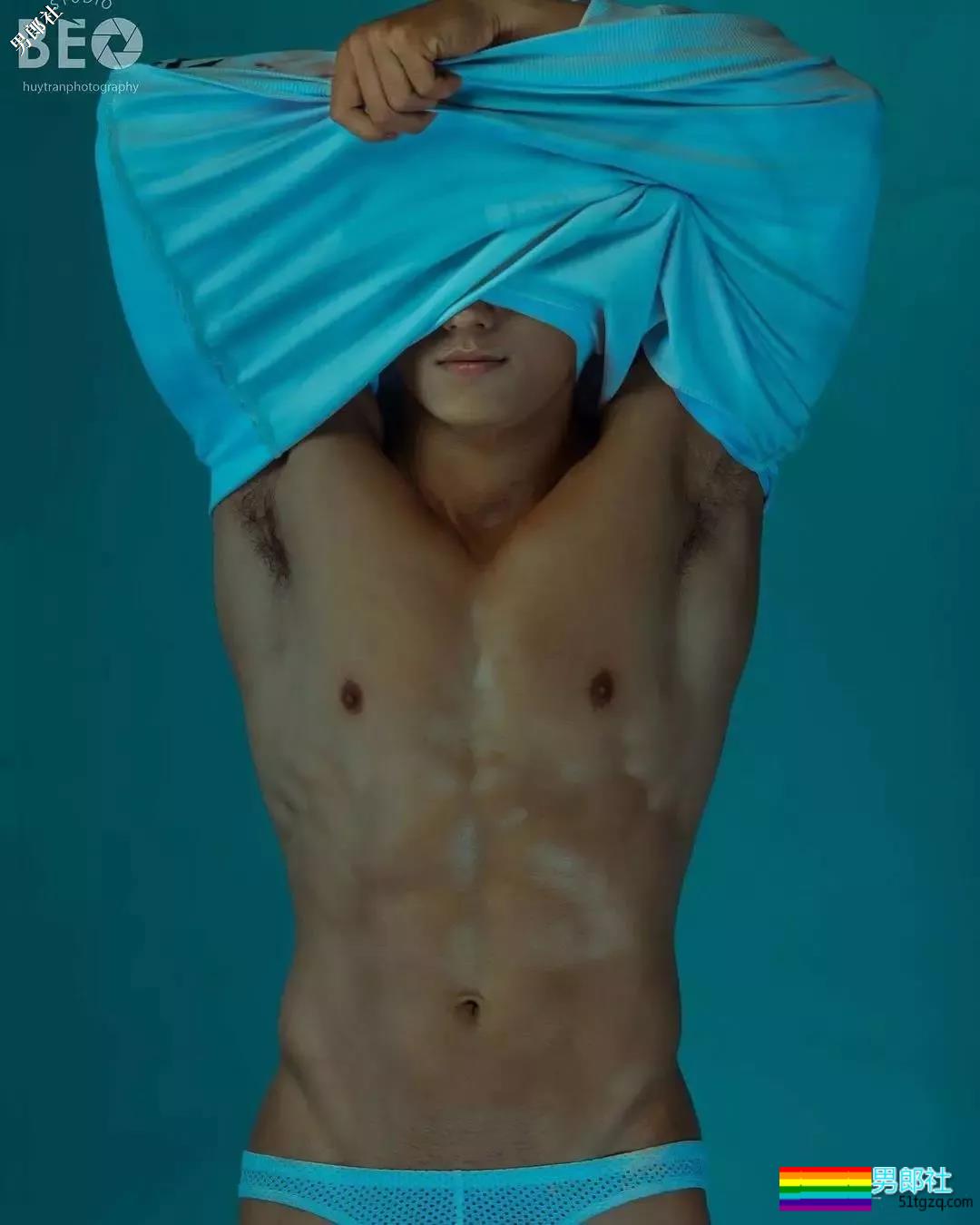 趬臀筋肉私教曾拍过大篪度写真，这大胸肌腱子肉我给满分！ - 51虹马