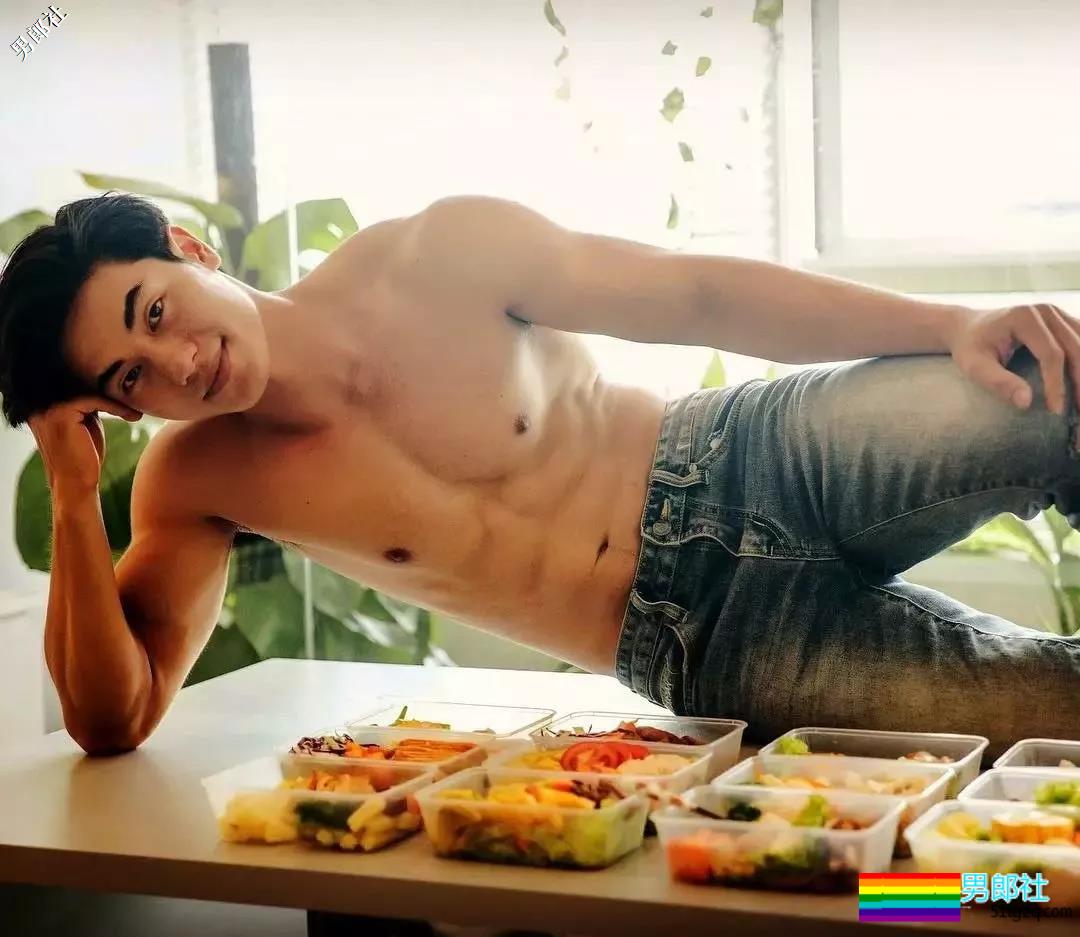 趬臀筋肉私教曾拍过大篪度写真，这大胸肌腱子肉我给满分！ - 51虹马