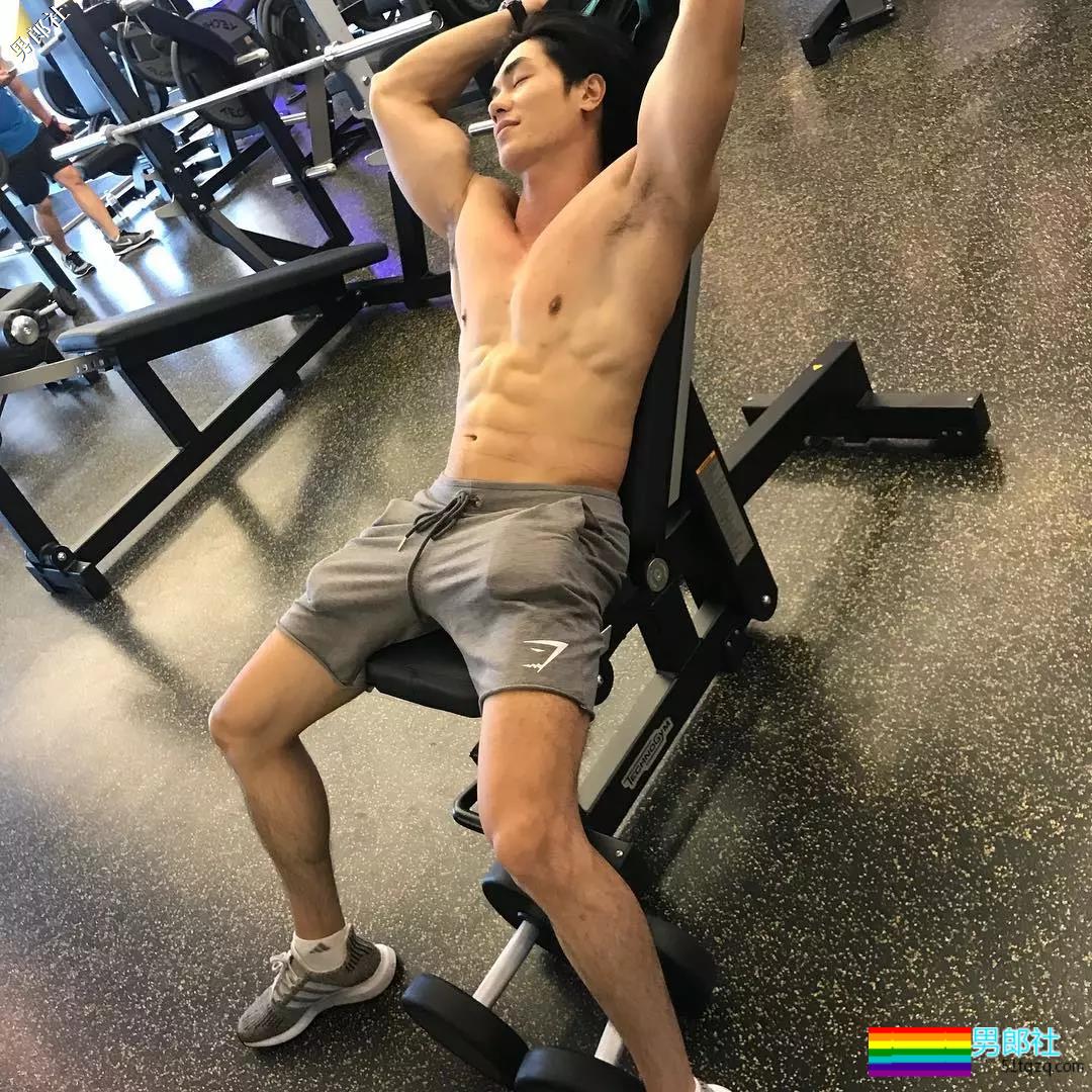 趬臀筋肉私教曾拍过大篪度写真，这大胸肌腱子肉我给满分！ - 51虹马