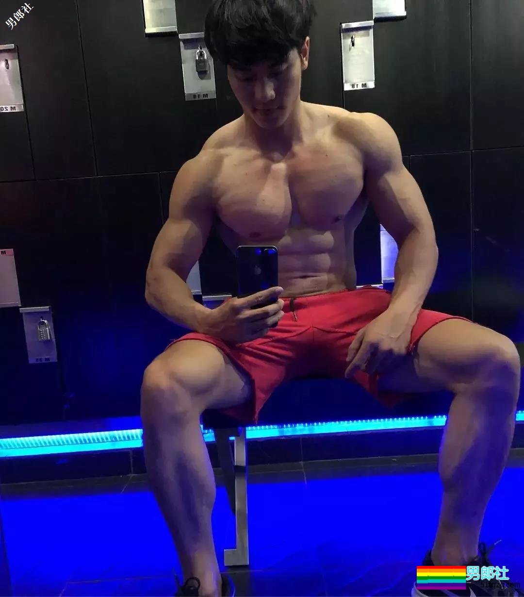 趬臀筋肉私教曾拍过大篪度写真，这大胸肌腱子肉我给满分！ - 51虹马