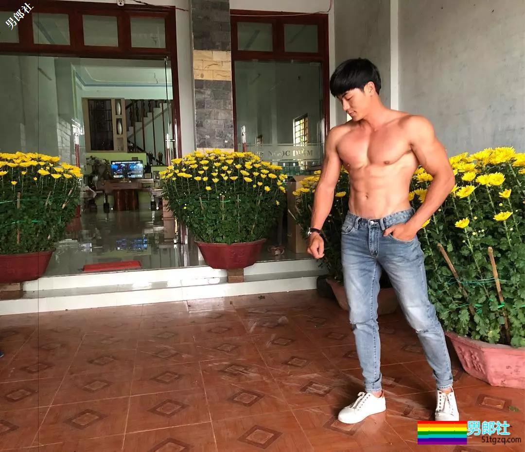 趬臀筋肉私教曾拍过大篪度写真，这大胸肌腱子肉我给满分！ - 51虹马