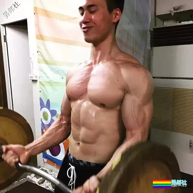 篮球队长昔日写真被挖，粗暴筋肉看着都有感觉 - 51虹马