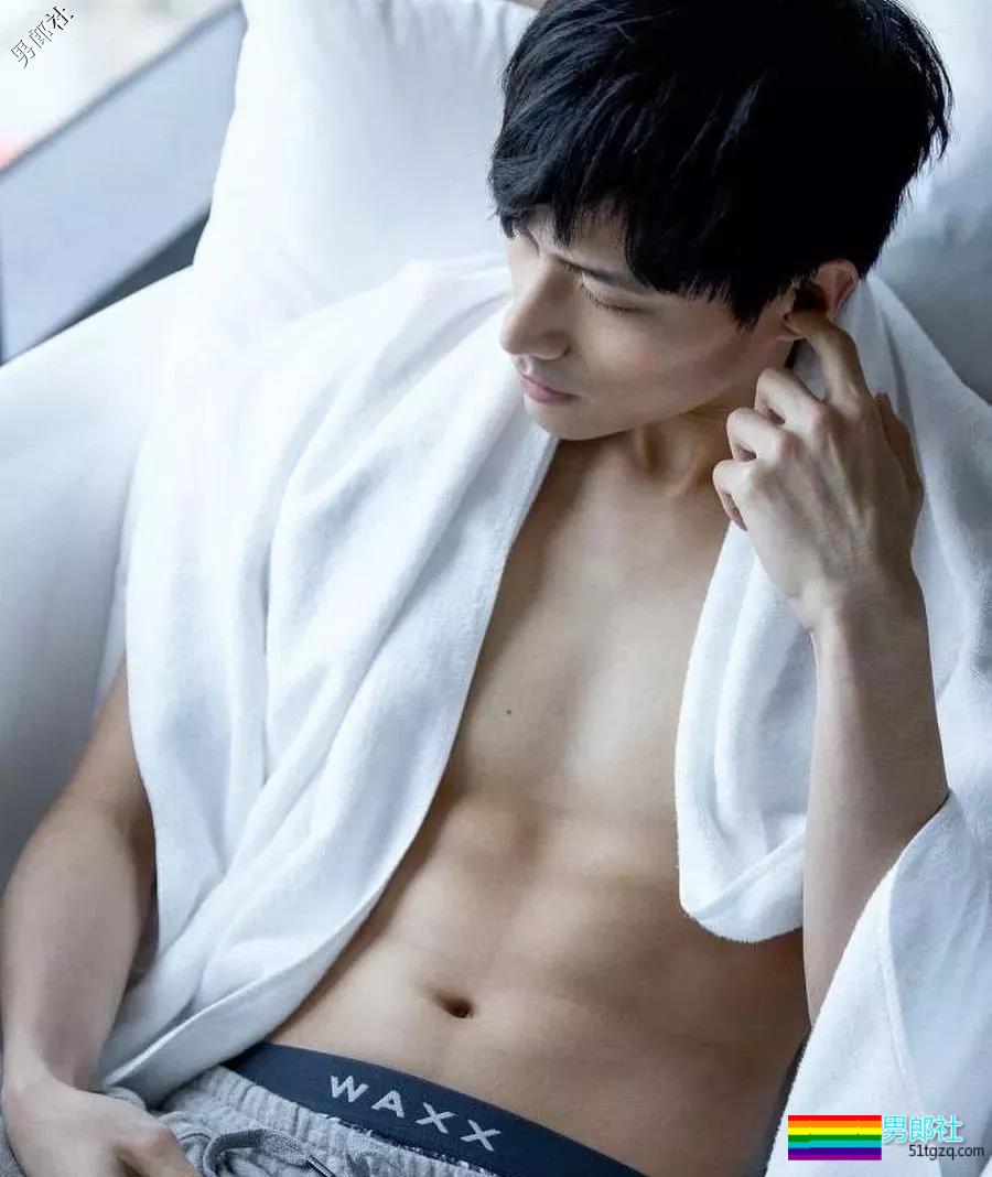 同志版《红楼梦》男星自爆尺寸棒！基情戏咬伤肌肉男胸肌 - 51虹马