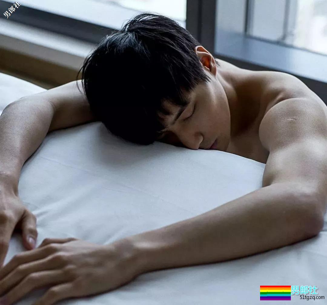 同志版《红楼梦》男星自爆尺寸棒！基情戏咬伤肌肉男胸肌 - 51虹马