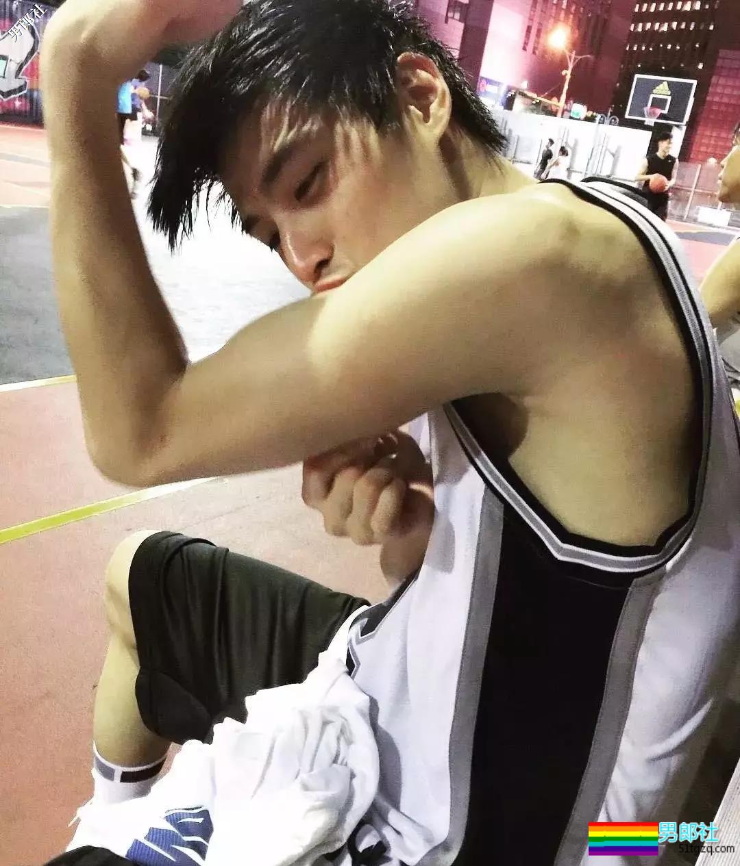 同志版《红楼梦》男星自爆尺寸棒！基情戏咬伤肌肉男胸肌 - 51虹马