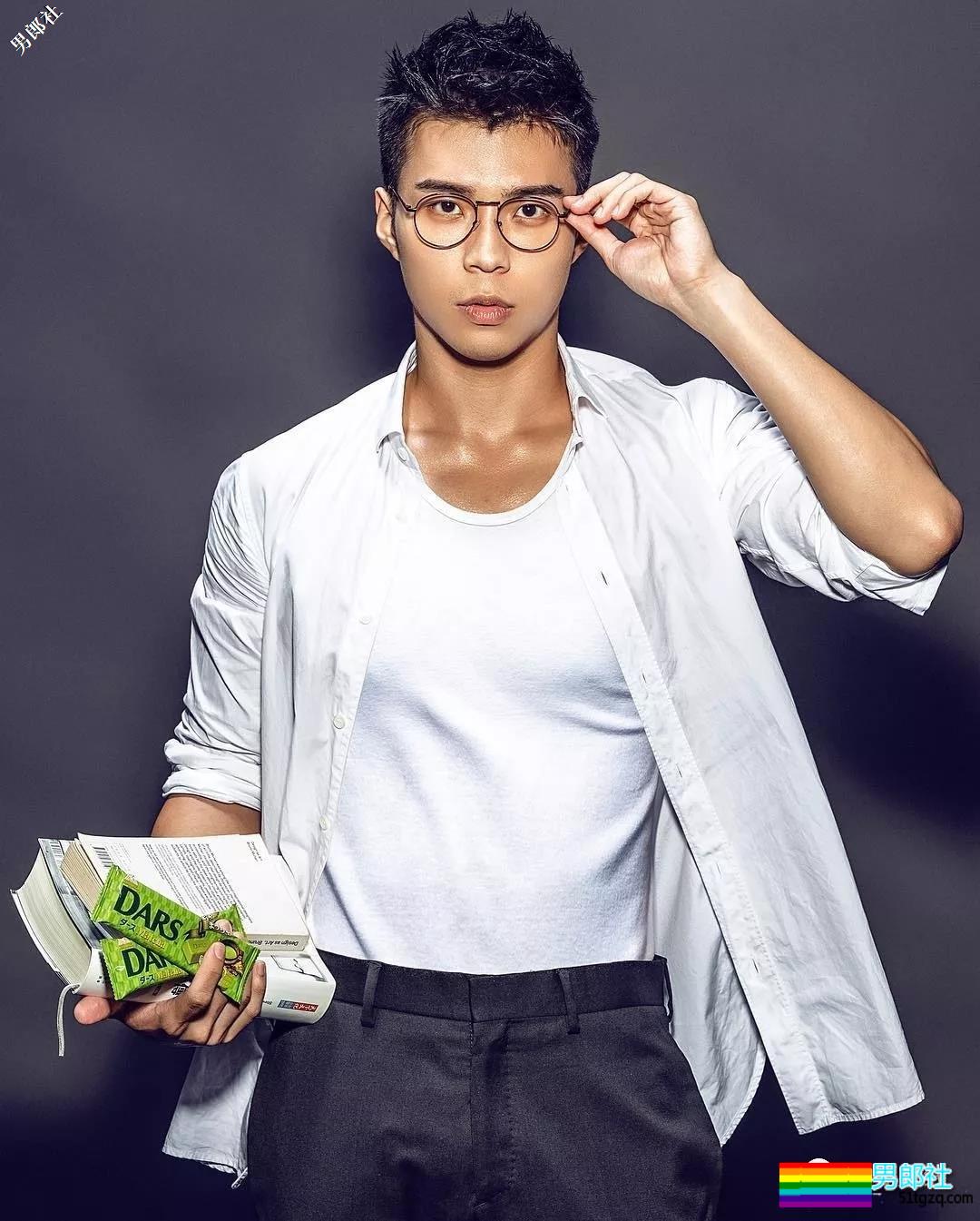 看点∣帅哥集邮摄影师又开始高事情了！小狼狗忠犬各种天菜统统出镜！ - 51虹马