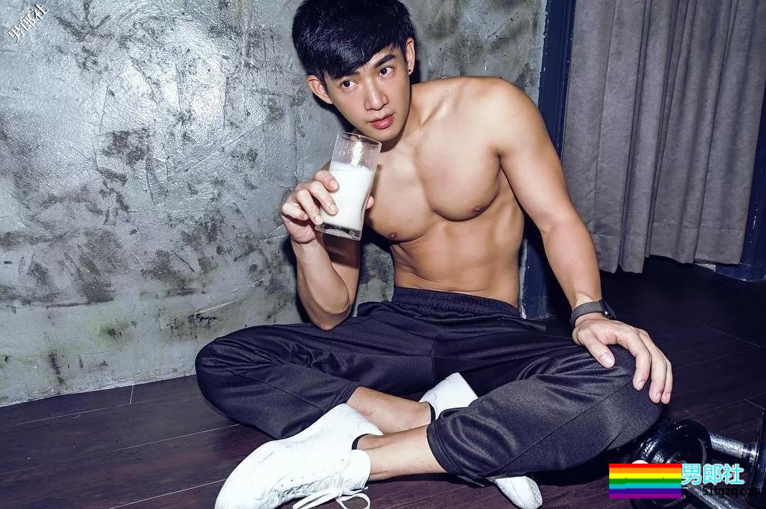 看点∣帅哥集邮摄影师又开始高事情了！小狼狗忠犬各种天菜统统出镜！ - 51虹马