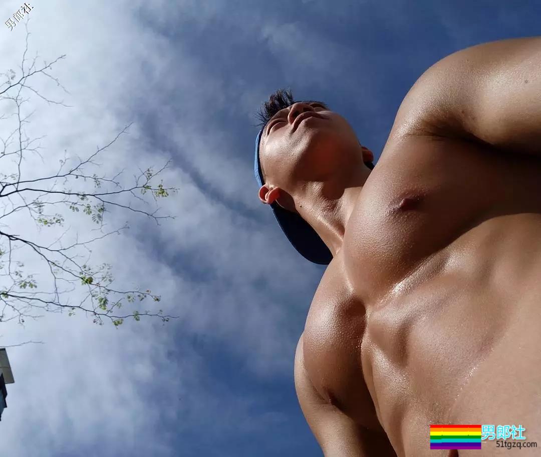 18线野模练出巨胸内裤塞东西，却只能沦为夜店舞男 - 51虹马