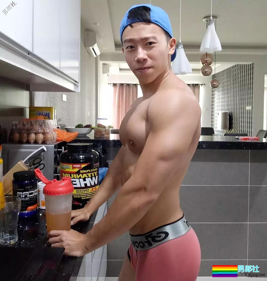 18线野模练出巨胸内裤塞东西，却只能沦为夜店舞男 - 51虹马