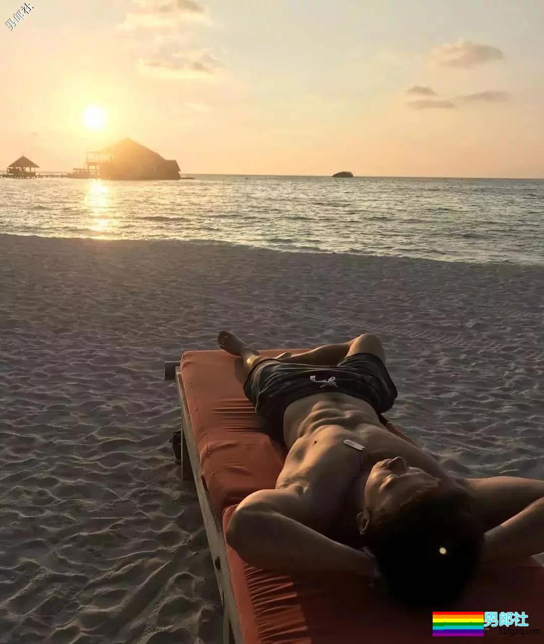 18线野模练出巨胸内裤塞东西，却只能沦为夜店舞男 - 51虹马