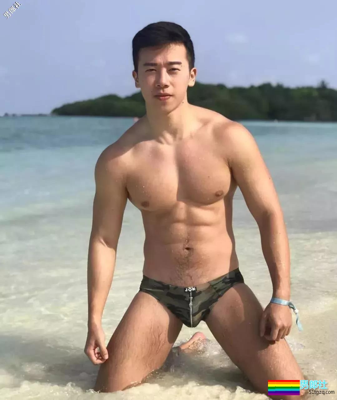 18线野模练出巨胸内裤塞东西，却只能沦为夜店舞男 - 51虹马