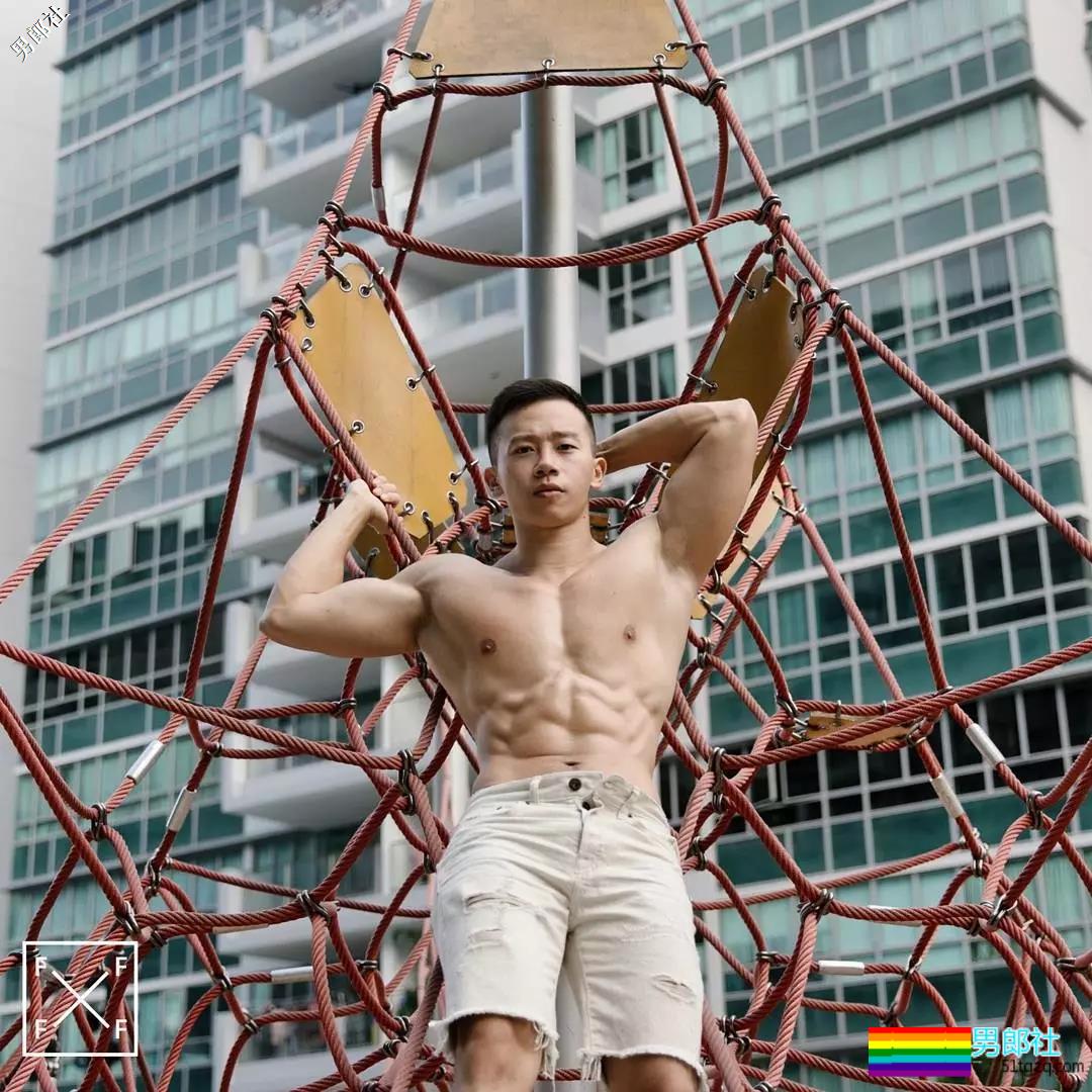 18线野模练出巨胸内裤塞东西，却只能沦为夜店舞男 - 51虹马