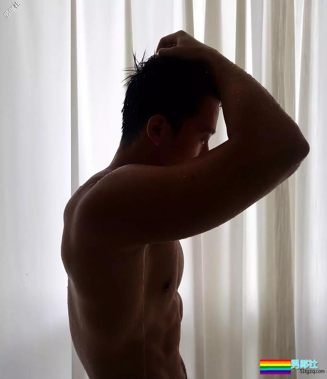 18线野模练出巨胸内裤塞东西，却只能沦为夜店舞男 - 51虹马