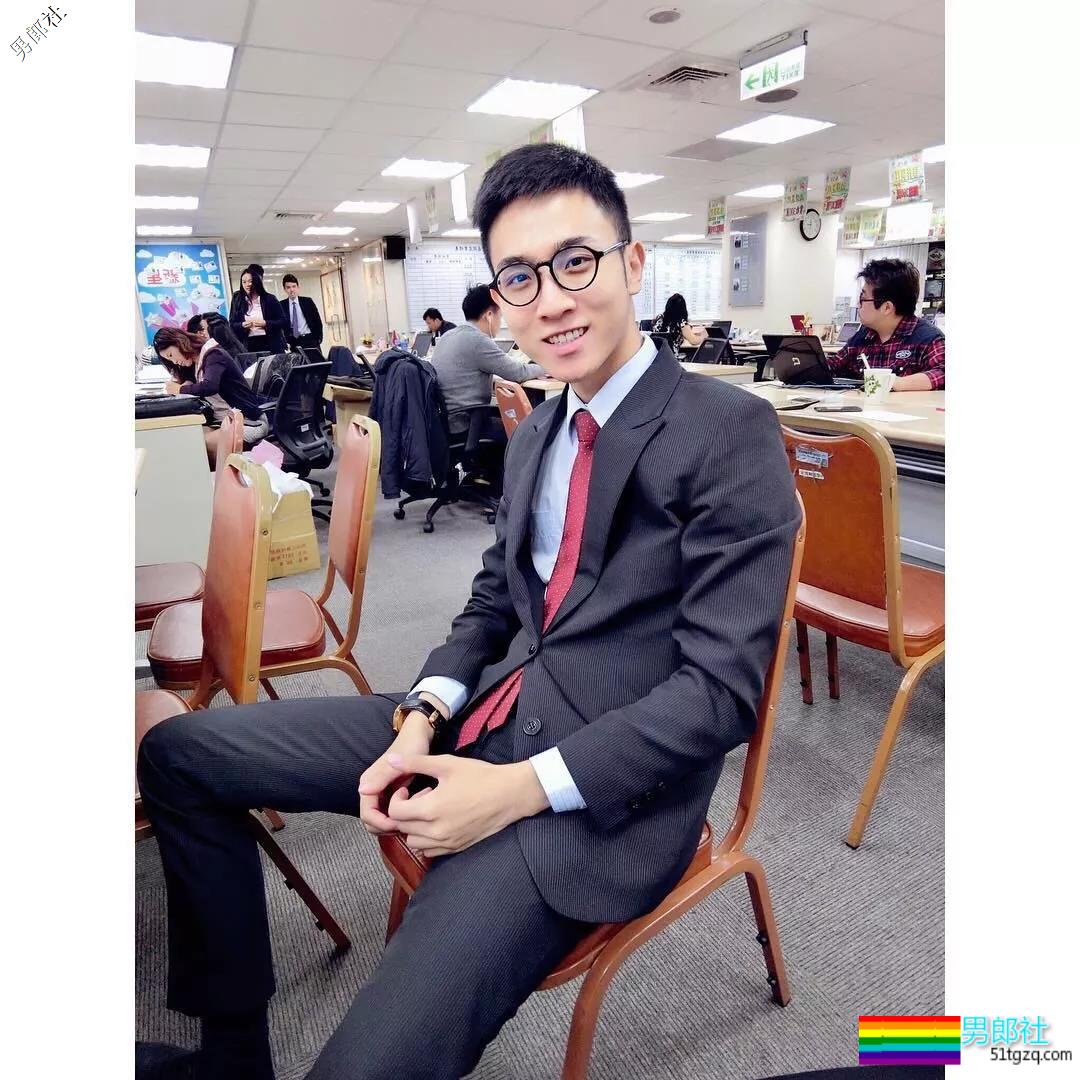 西装帅男的日常摆拍，西裤裆还是非常饱满的！ - 51虹马