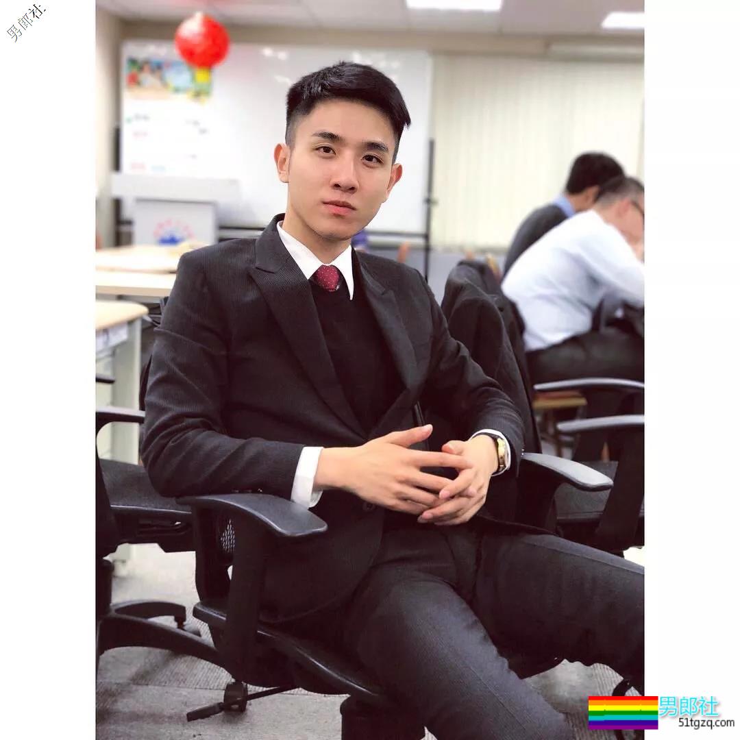 西装帅男的日常摆拍，西裤裆还是非常饱满的！ - 51虹马