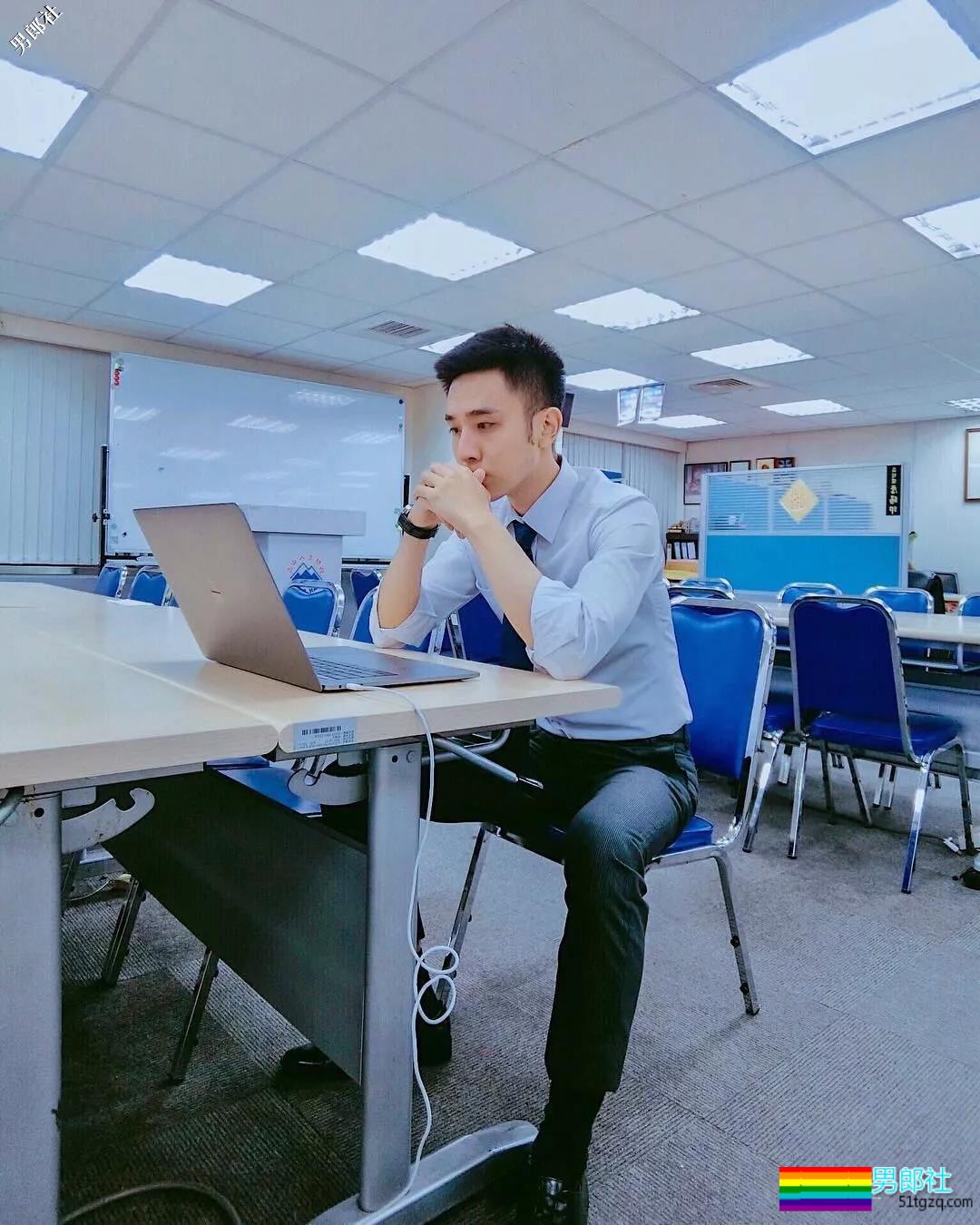 西装帅男的日常摆拍，西裤裆还是非常饱满的！ - 51虹马