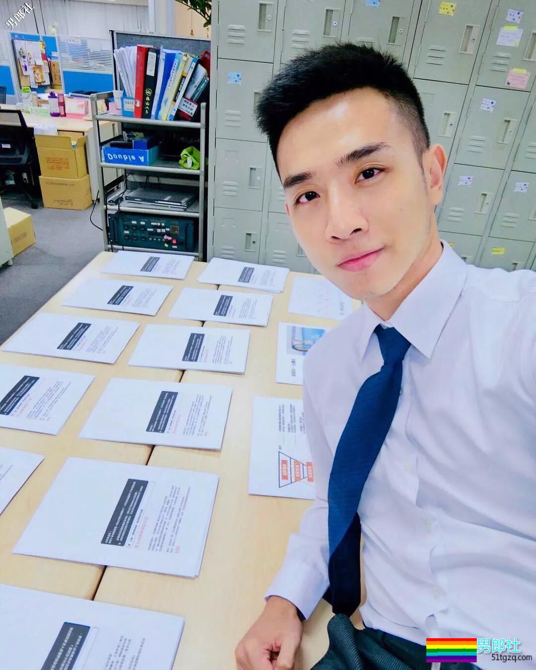 西装帅男的日常摆拍，西裤裆还是非常饱满的！ - 51虹马