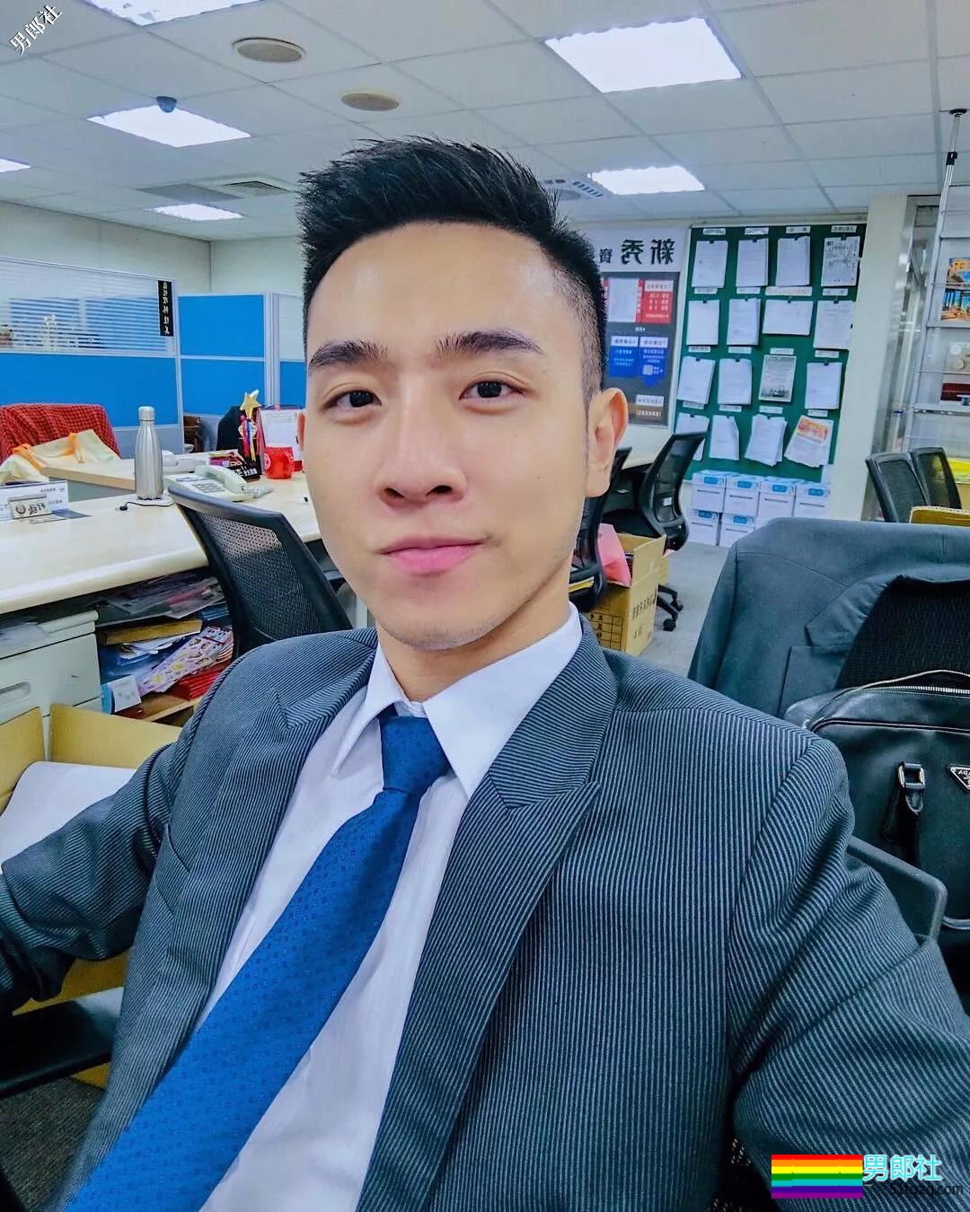 西装帅男的日常摆拍，西裤裆还是非常饱满的！ - 51虹马