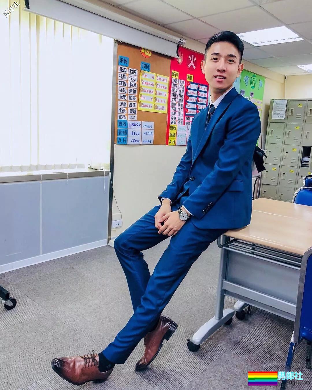 西装帅男的日常摆拍，西裤裆还是非常饱满的！ - 51虹马