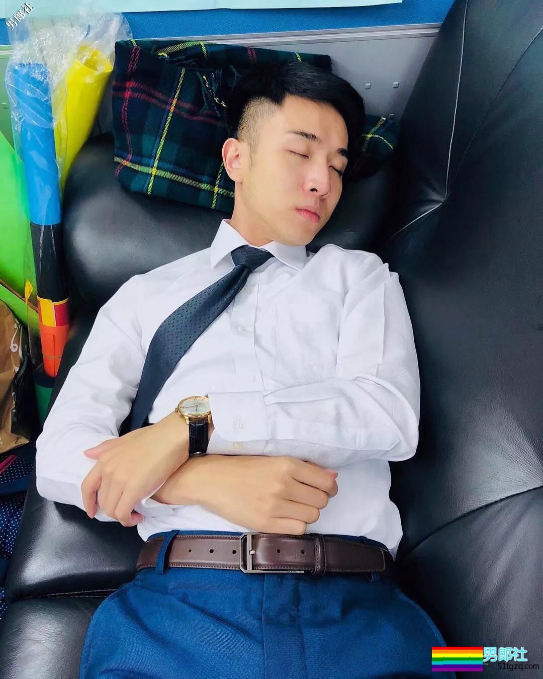 西装帅男的日常摆拍，西裤裆还是非常饱满的！ - 51虹马