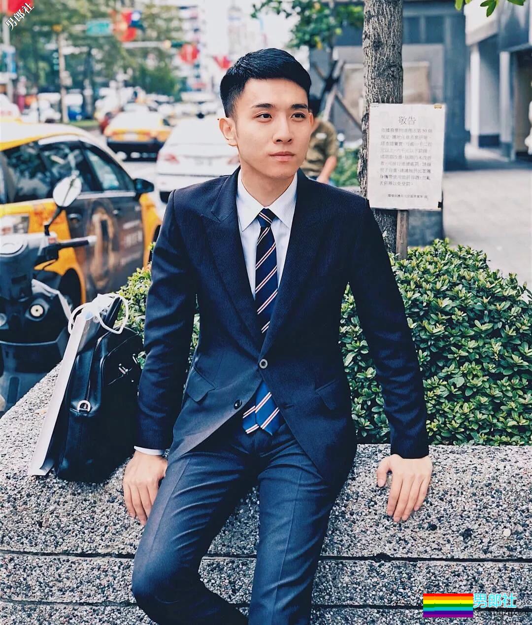 西装帅男的日常摆拍，西裤裆还是非常饱满的！ - 51虹马