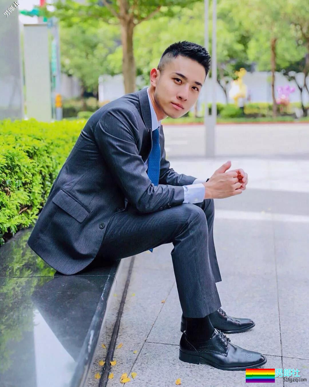 西装帅男的日常摆拍，西裤裆还是非常饱满的！ - 51虹马