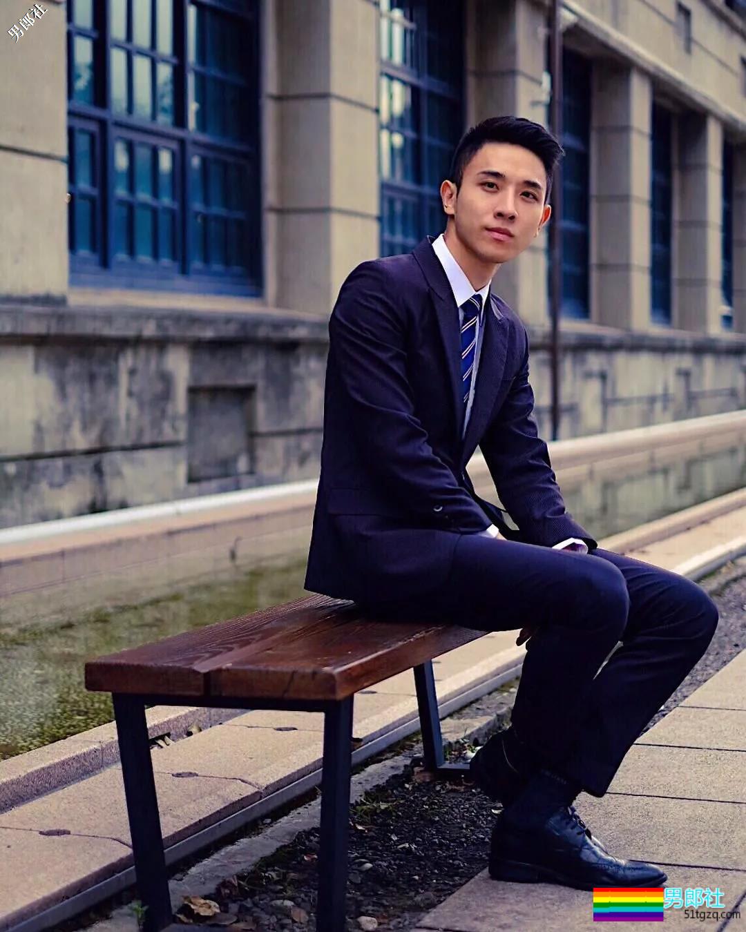 西装帅男的日常摆拍，西裤裆还是非常饱满的！ - 51虹马