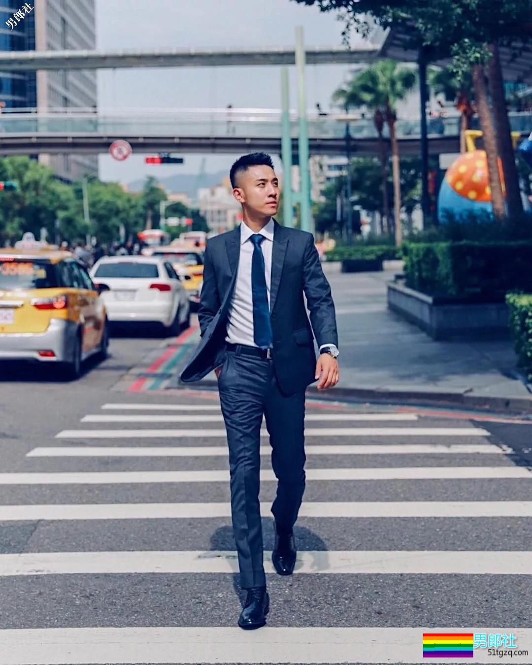 西装帅男的日常摆拍，西裤裆还是非常饱满的！ - 51虹马