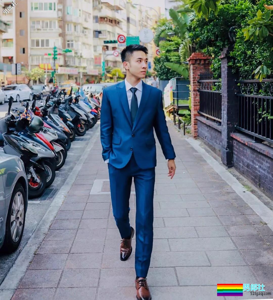 西装帅男的日常摆拍，西裤裆还是非常饱满的！ - 51虹马