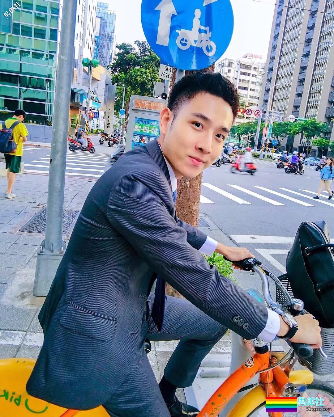 西装帅男的日常摆拍，西裤裆还是非常饱满的！ - 51虹马