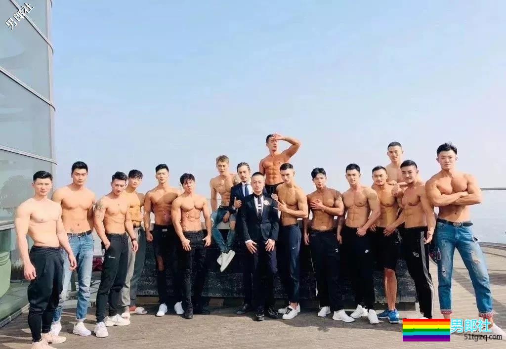 半透明薄衣强行遮羞，成批精壮男子实力上线 - 51虹马