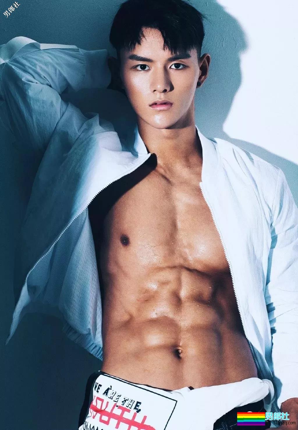 半透明薄衣强行遮羞，成批精壮男子实力上线 - 51虹马