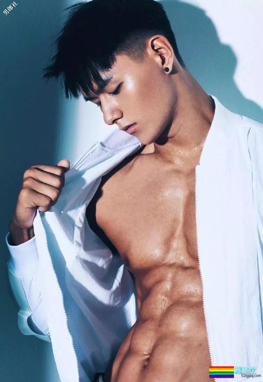 半透明薄衣强行遮羞，成批精壮男子实力上线 - 51虹马