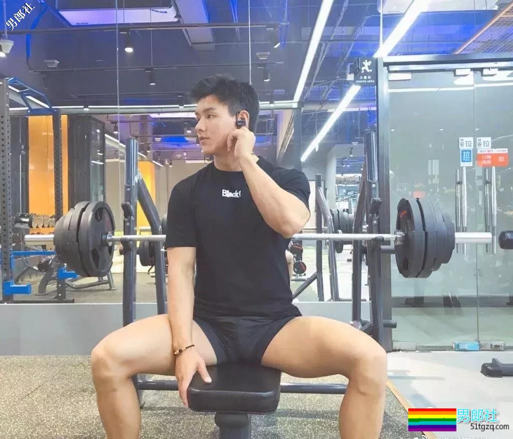 半透明薄衣强行遮羞，成批精壮男子实力上线 - 51虹马