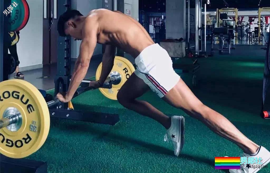 半透明薄衣强行遮羞，成批精壮男子实力上线 - 51虹马