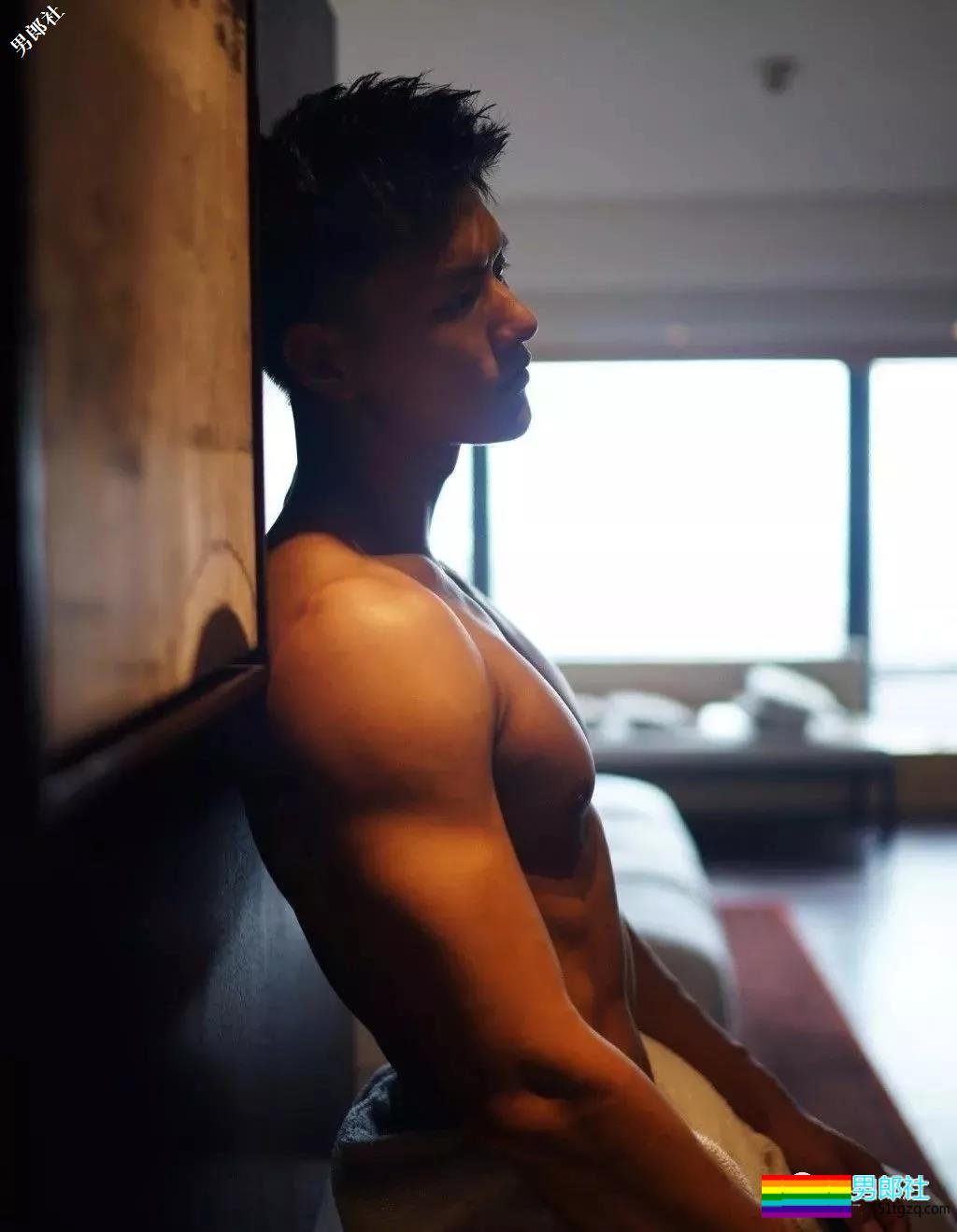 半透明薄衣强行遮羞，成批精壮男子实力上线 - 51虹马