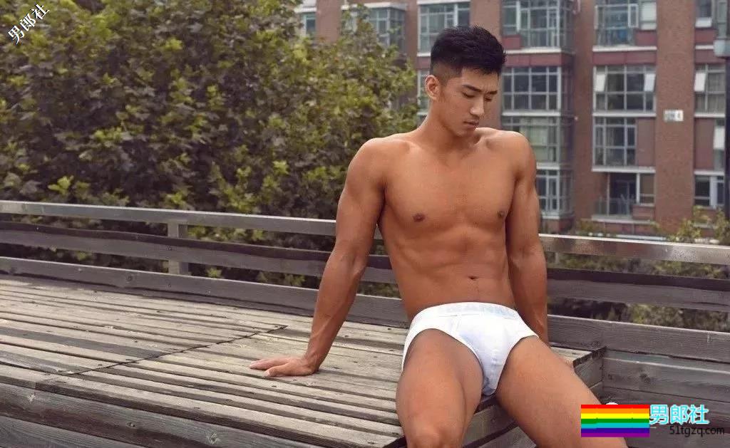 半透明薄衣强行遮羞，成批精壮男子实力上线 - 51虹马