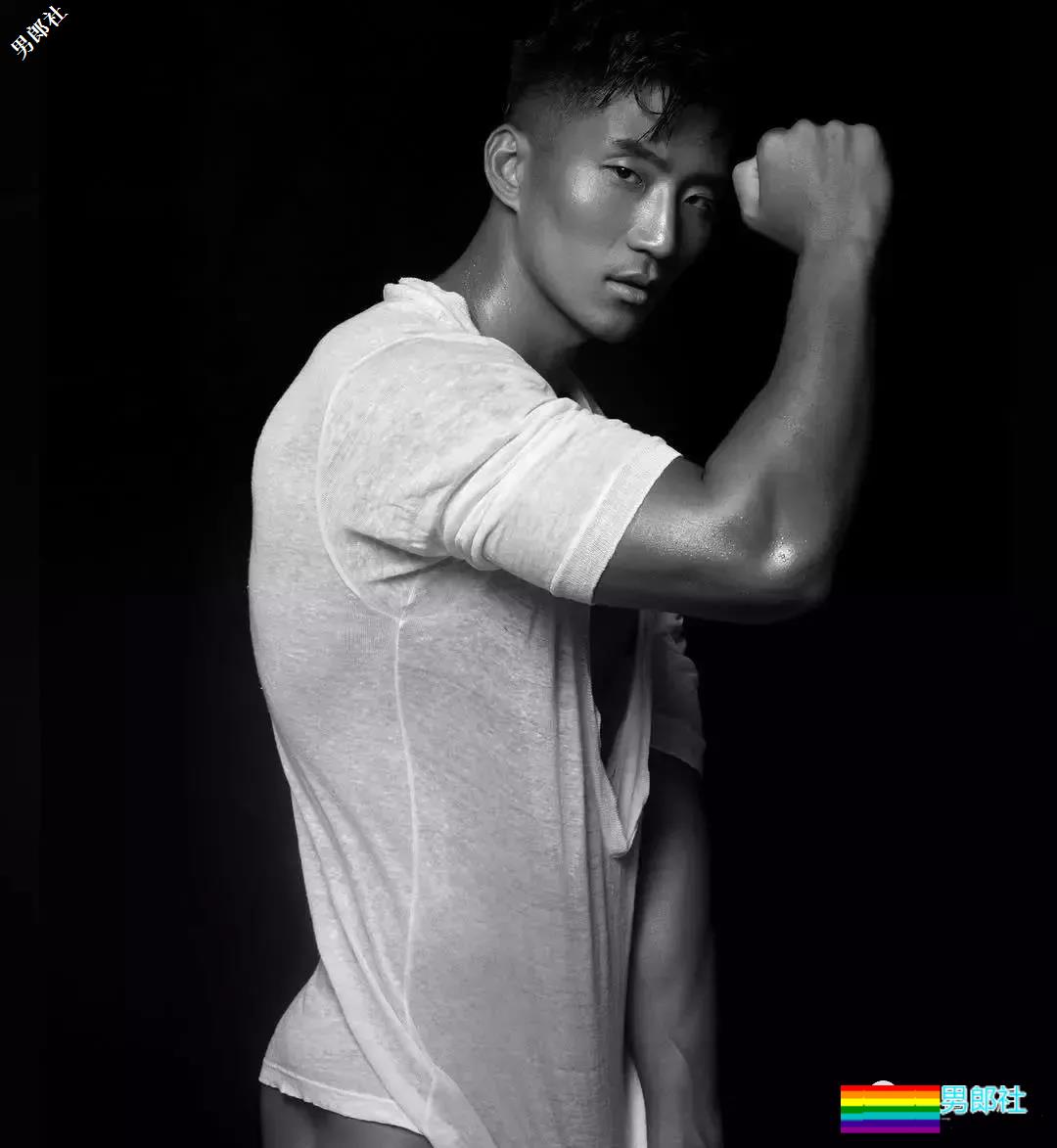 半透明薄衣强行遮羞，成批精壮男子实力上线 - 51虹马