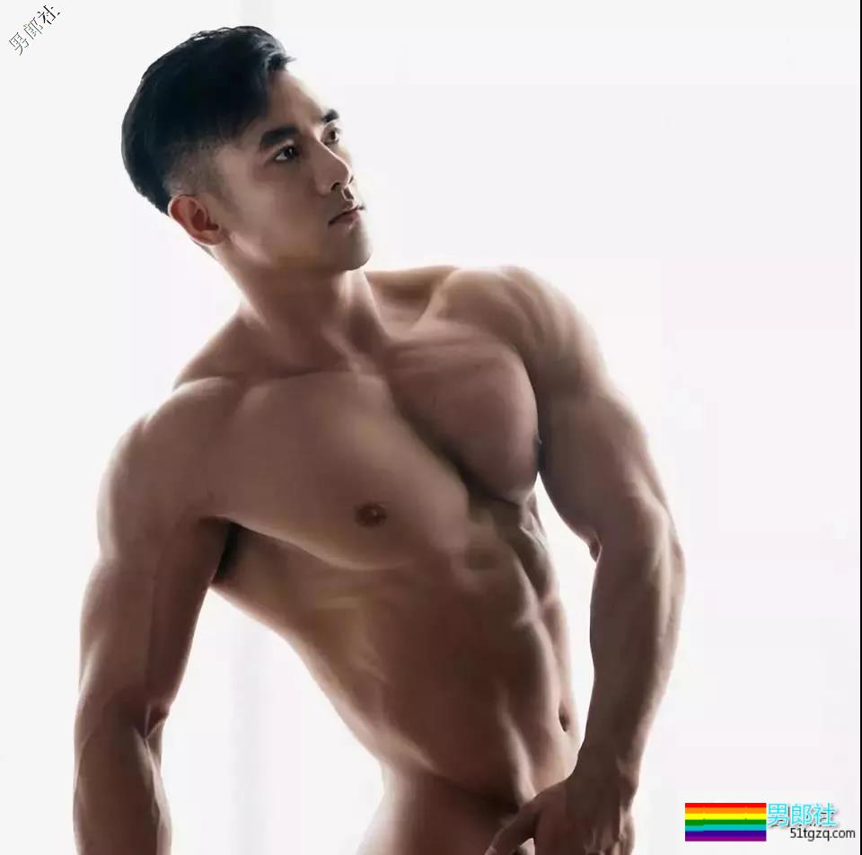 半透明薄衣强行遮羞，成批精壮男子实力上线 - 51虹马