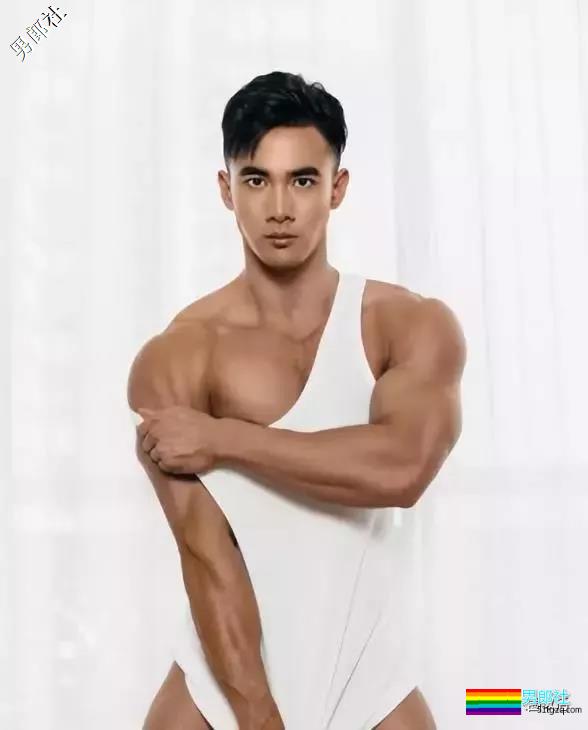 半透明薄衣强行遮羞，成批精壮男子实力上线 - 51虹马