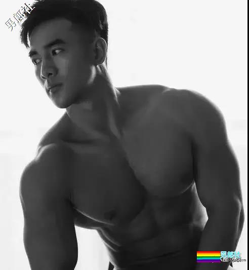 半透明薄衣强行遮羞，成批精壮男子实力上线 - 51虹马